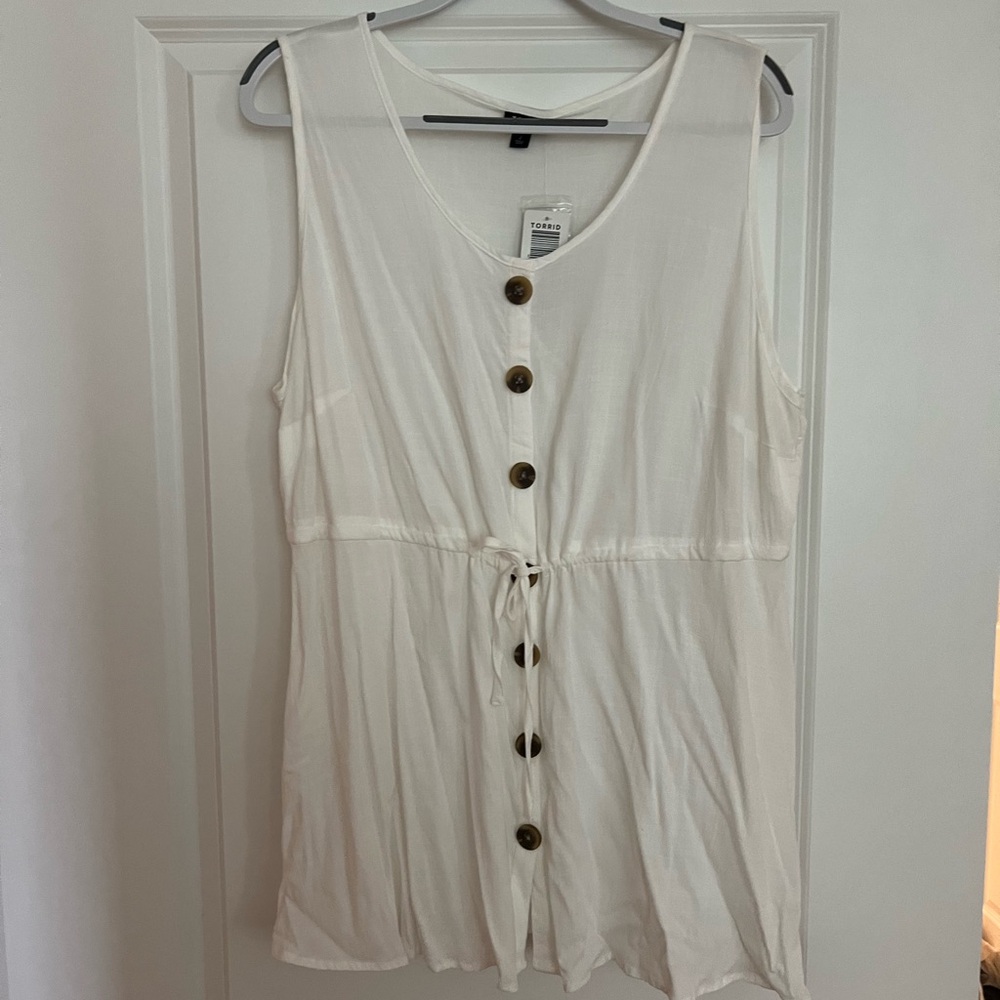 TORRID, WHITE, CHINCH WAIST BUTTON FRONT TANK